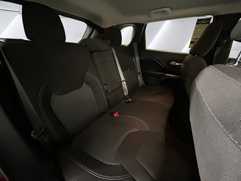 Used 2019 Red Jeep Latitude image 16