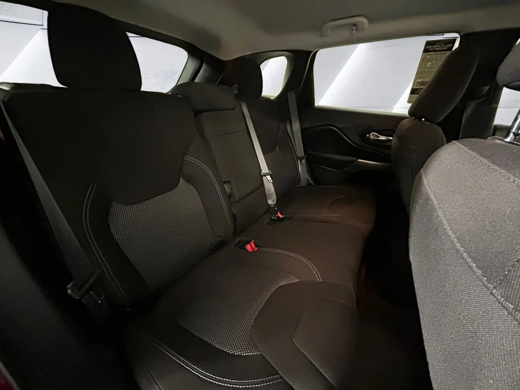 Used 2019 Red Jeep Latitude image 16