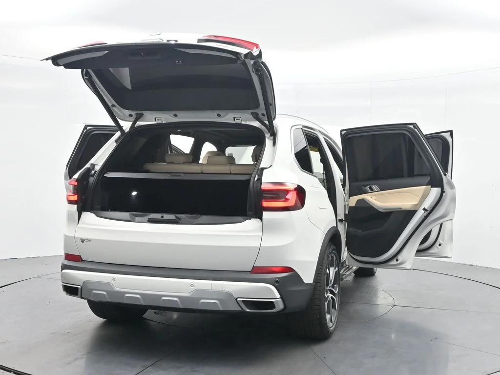 Used 2022 White BMW sDrive40i image 44