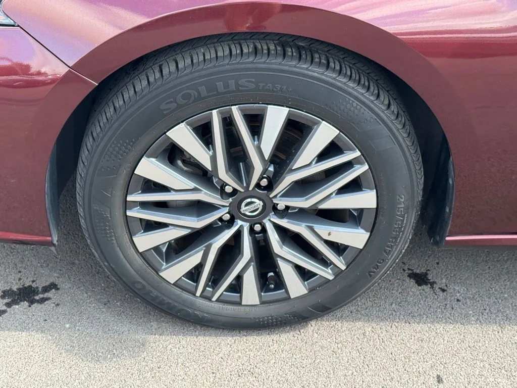 Used 2024 Red Nissan 2.5 SV image 15