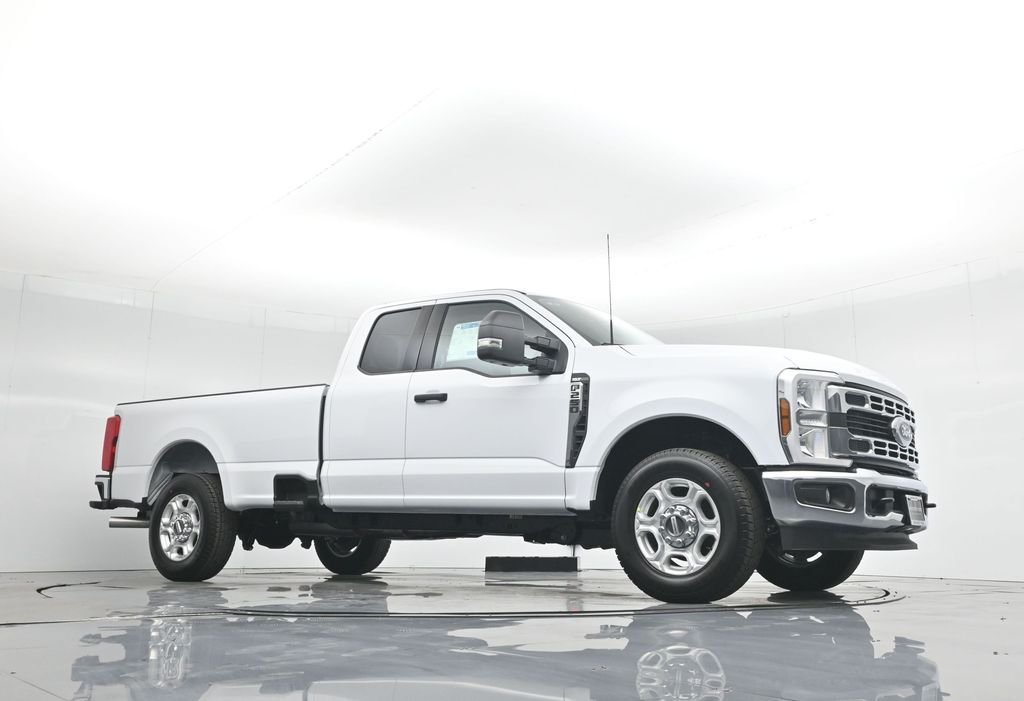 New 2026 Oxford White Ford XLT image 3