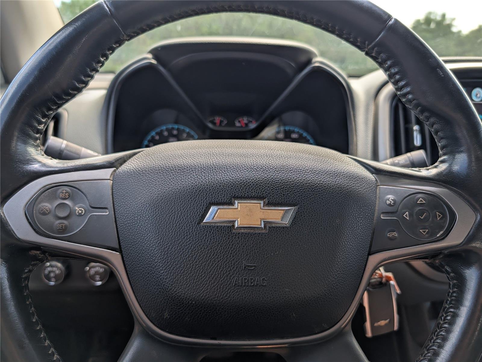 Used 2018 STERLING GRAY METALLIC Chevrolet 4WD Z71 image 25