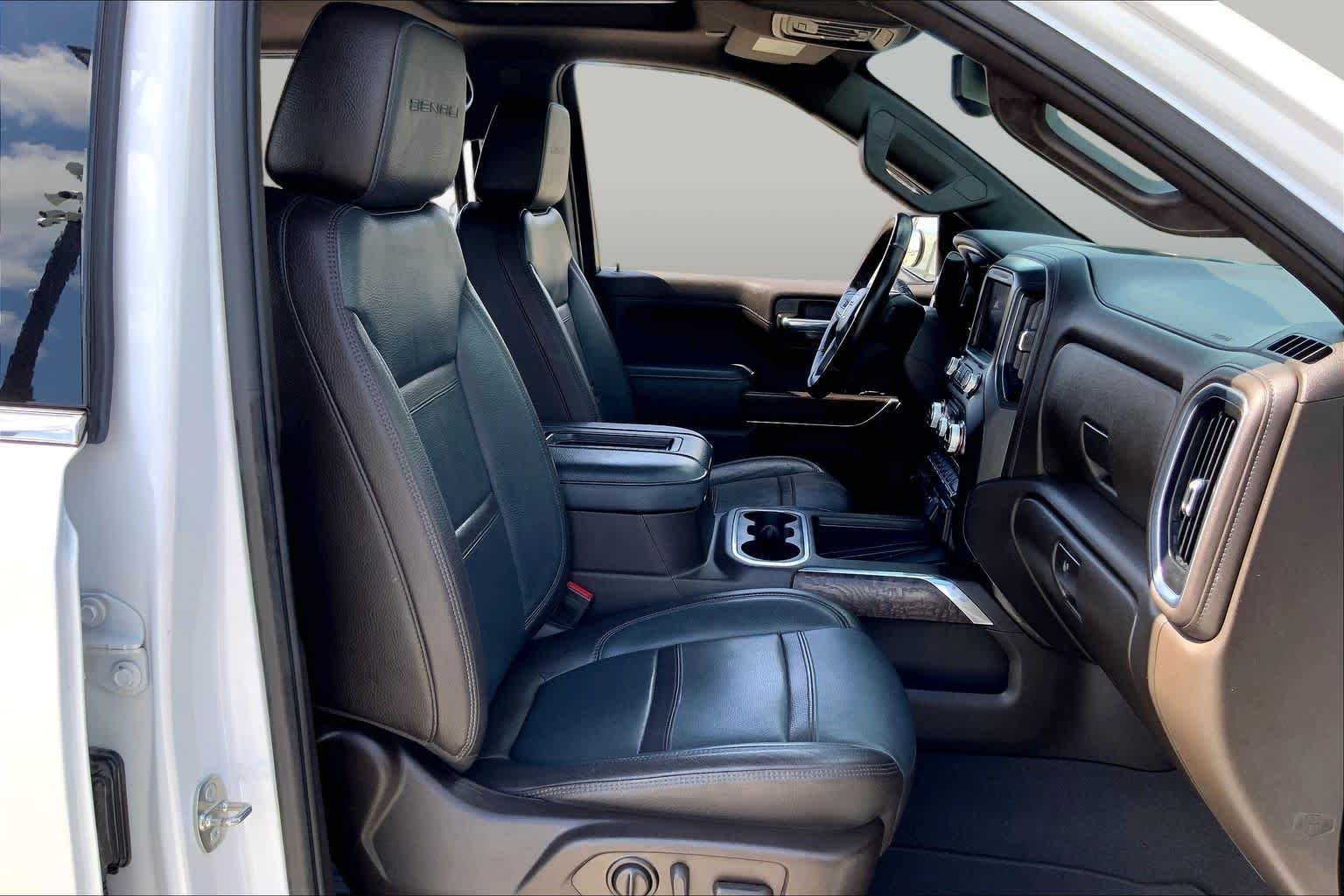 Used 2021 White Frost Tricoat GMC Denali image 9
