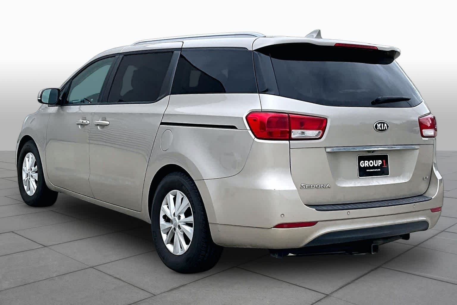 Used 2017 Beachwood Pearl Kia LX image 9