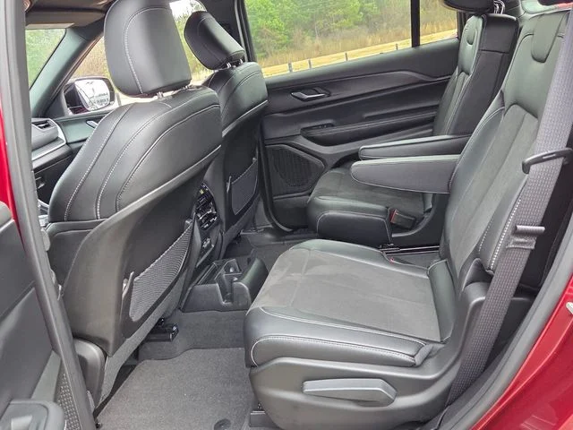 New 2024 Velvet Red Pearl-Coat Exterior Paint Jeep Altitude X image 8