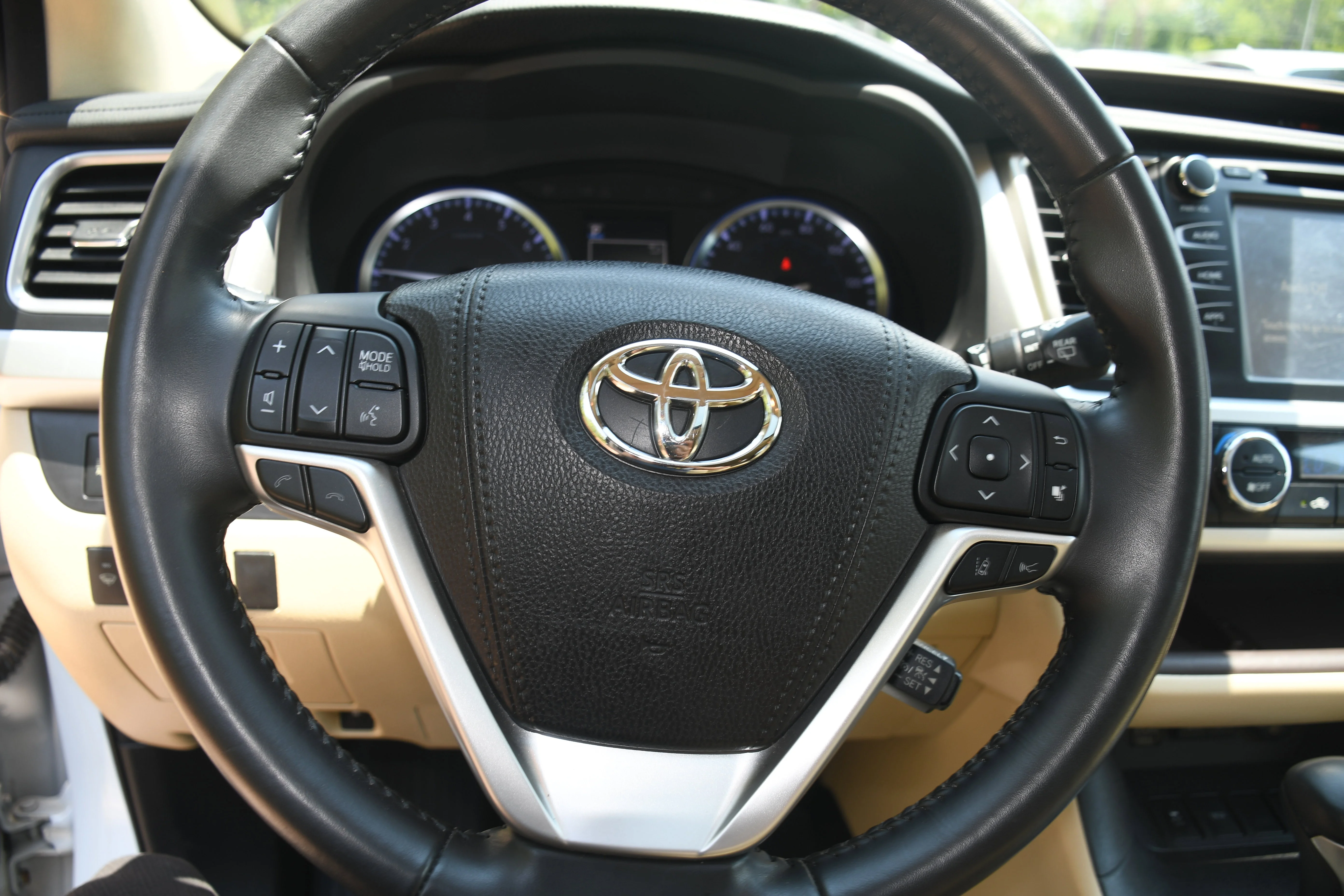 Used 2018 White Toyota XLE image 13