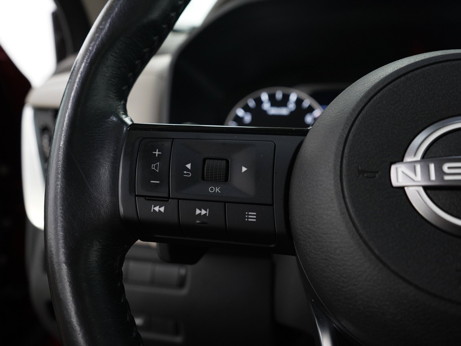 Used 2023  Nissan SV image 25