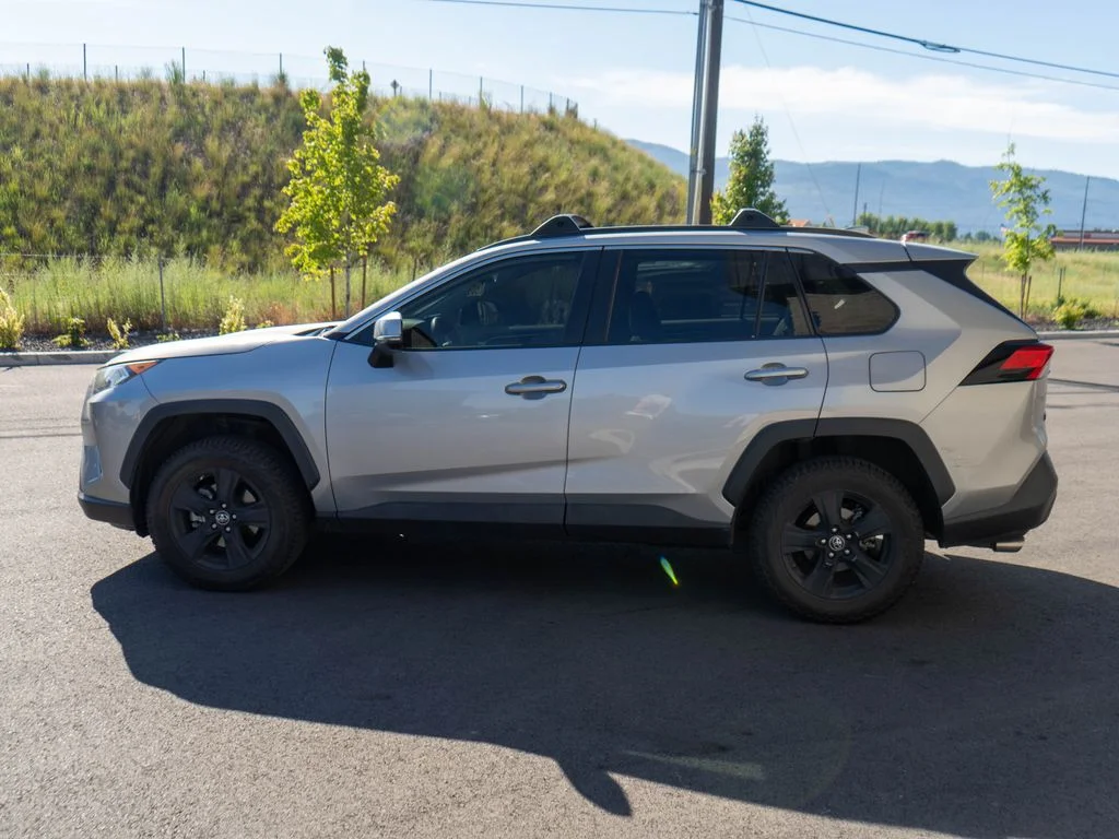 Used 2019 Silver Toyota XLE image 4