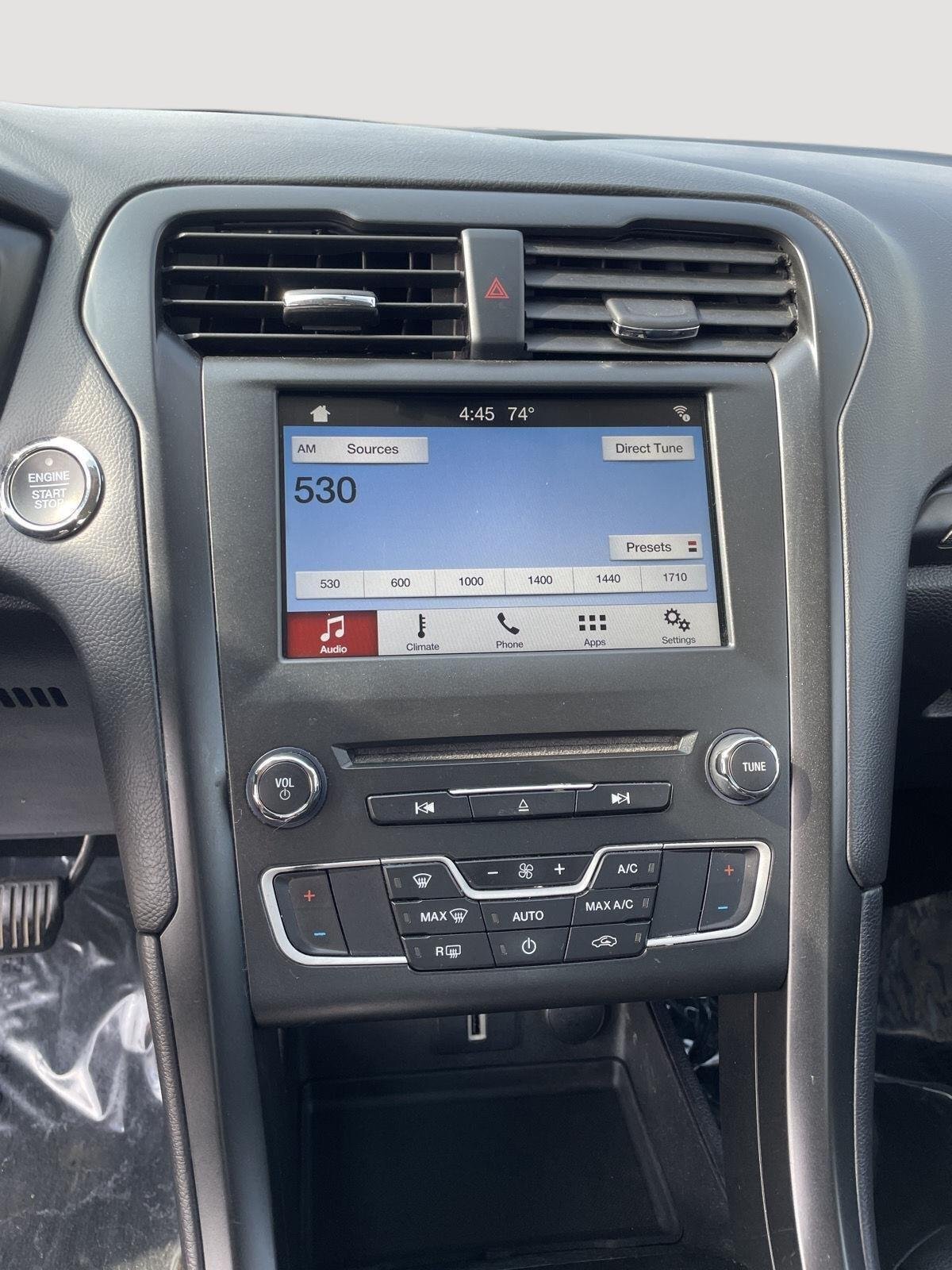 Used 2018 Oxford White Ford SE image 22