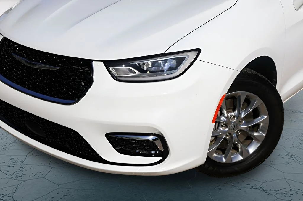 Used 2022 White Chrysler Touring L image 3