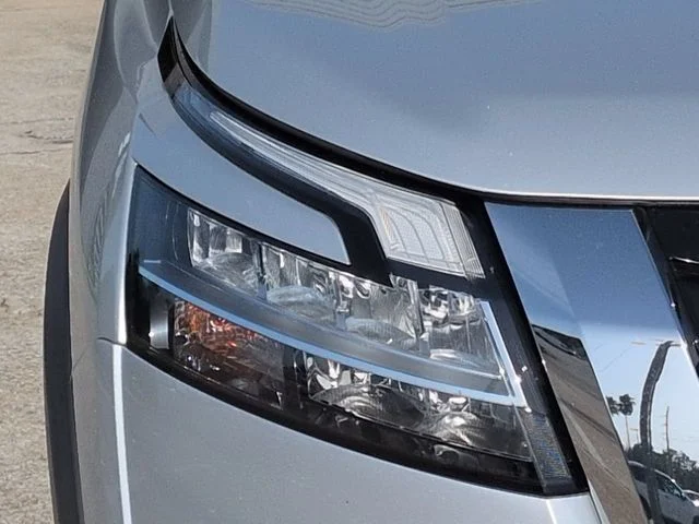 Used 2022 Silver Nissan S image 10