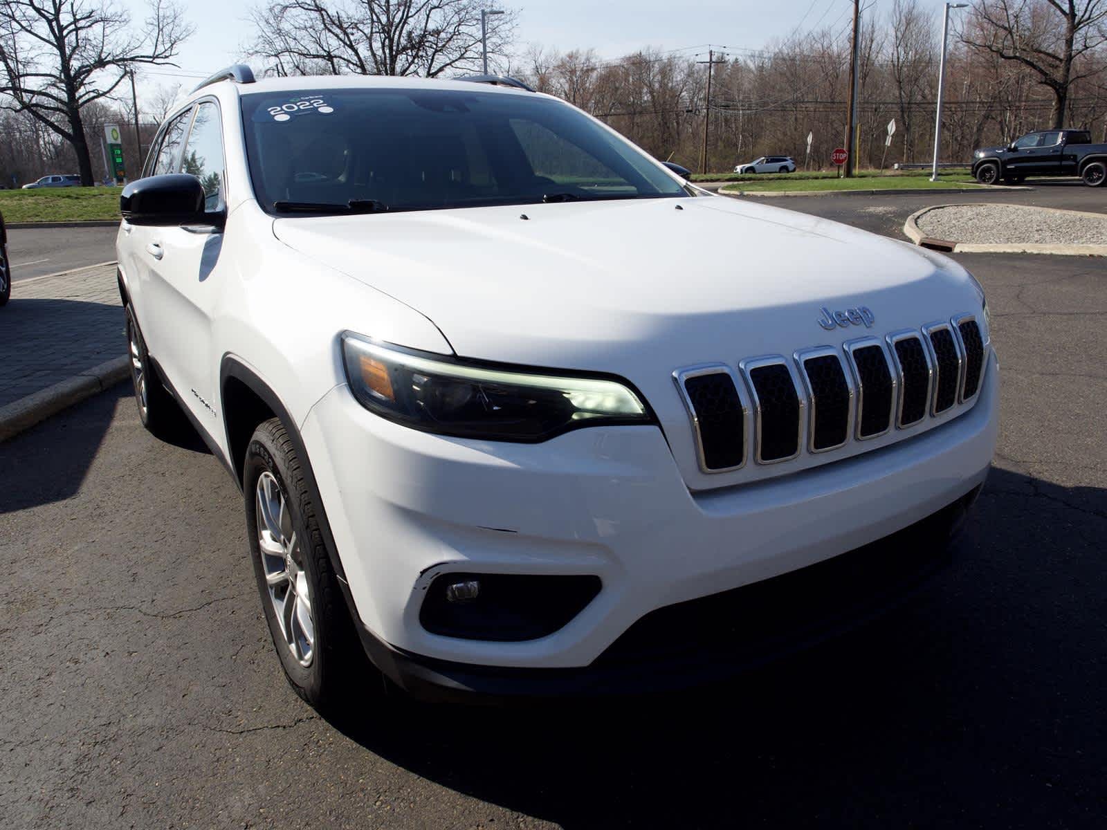 Used 2022 White Jeep Latitude Lux 4x4 image 3