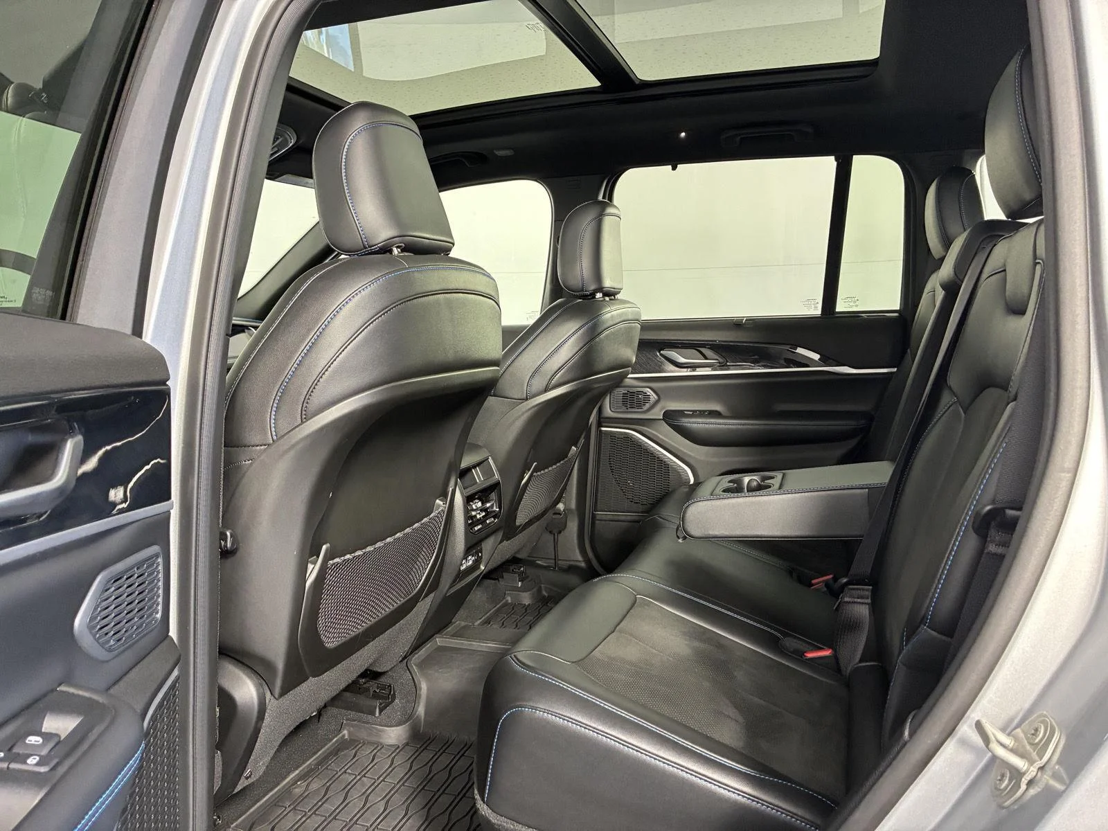 Used 2023 Silver Zynith Jeep Trailhawk image 22