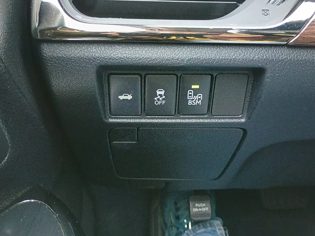 Used 2014 Magnetic Gray Metallic Toyota XLE image 18