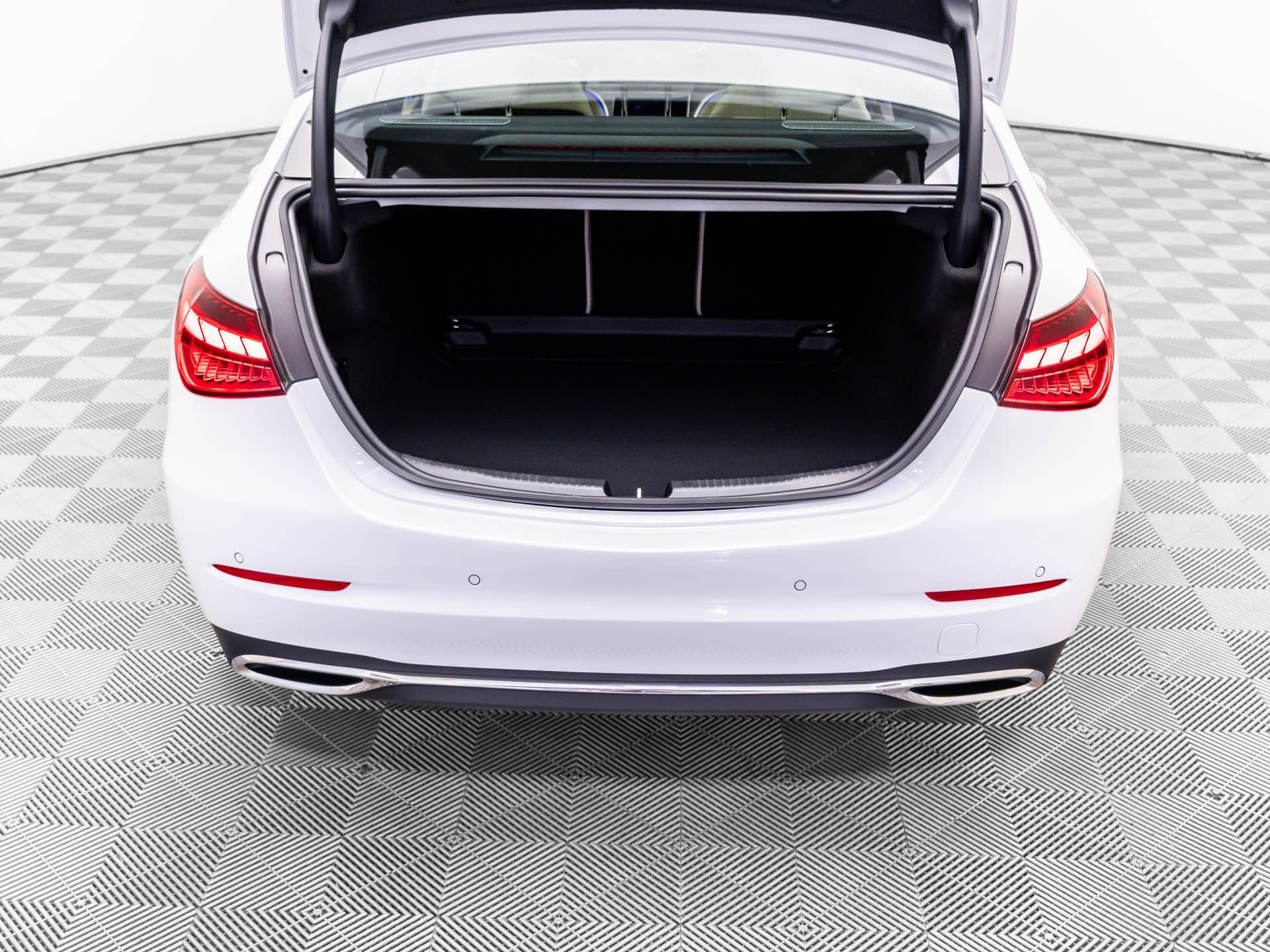 New 2026 MANUFAKTUR Moonlight White Metallic Mercedes-Benz C 300 image 38