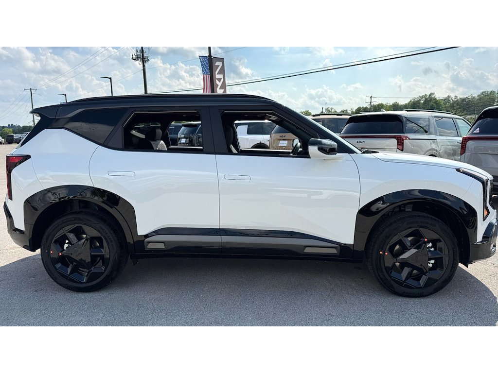 New 2027 Snow White Pearl / Black Roof Kia X-Line S image 3