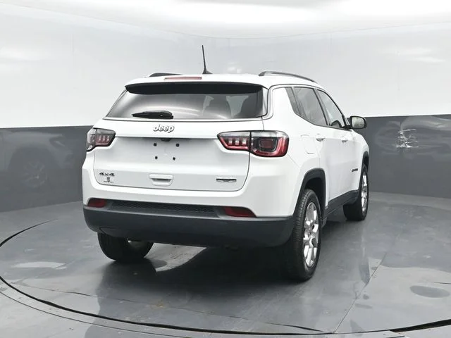Certified Used 2022 Bright White Clearcoat Jeep Latitude Lux image 21