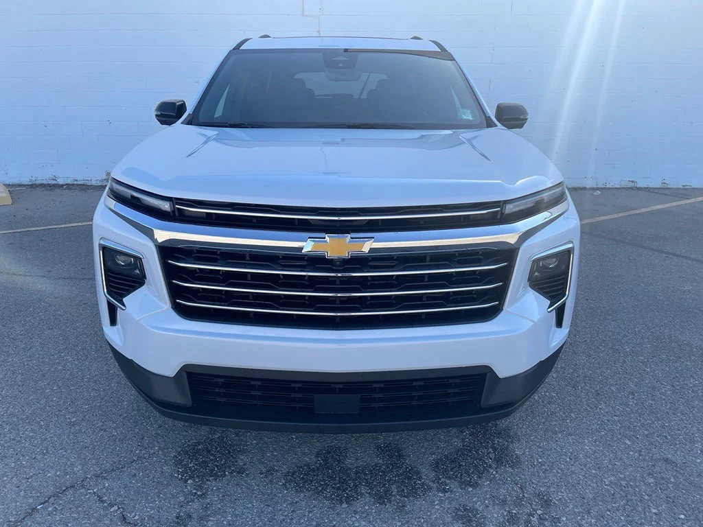 New 2027 Polar White Tricoat Chevrolet LT image 2