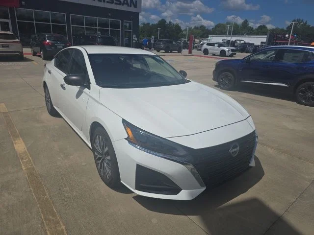 Used 2025 White Nissan 2.5 SV image 1