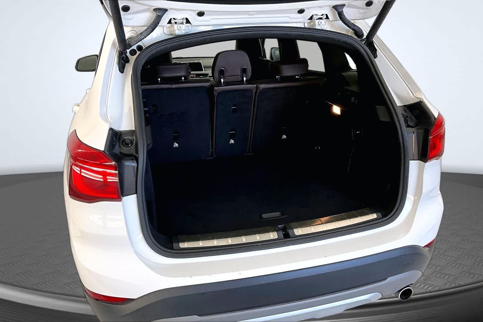 Used 2018 Alpine White BMW xDrive28i image 19