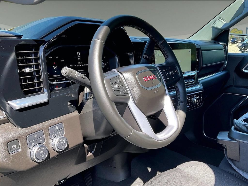 Used 2025 Onyx Black GMC Elevation image 8