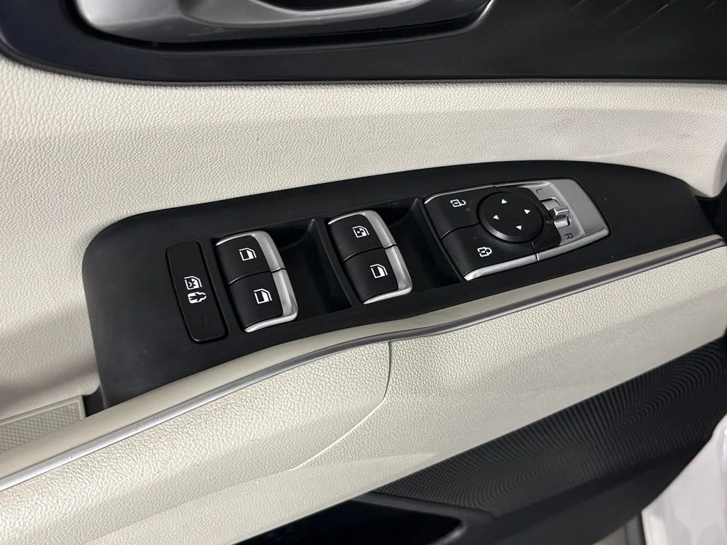 Used 2022 White Kia S image 15