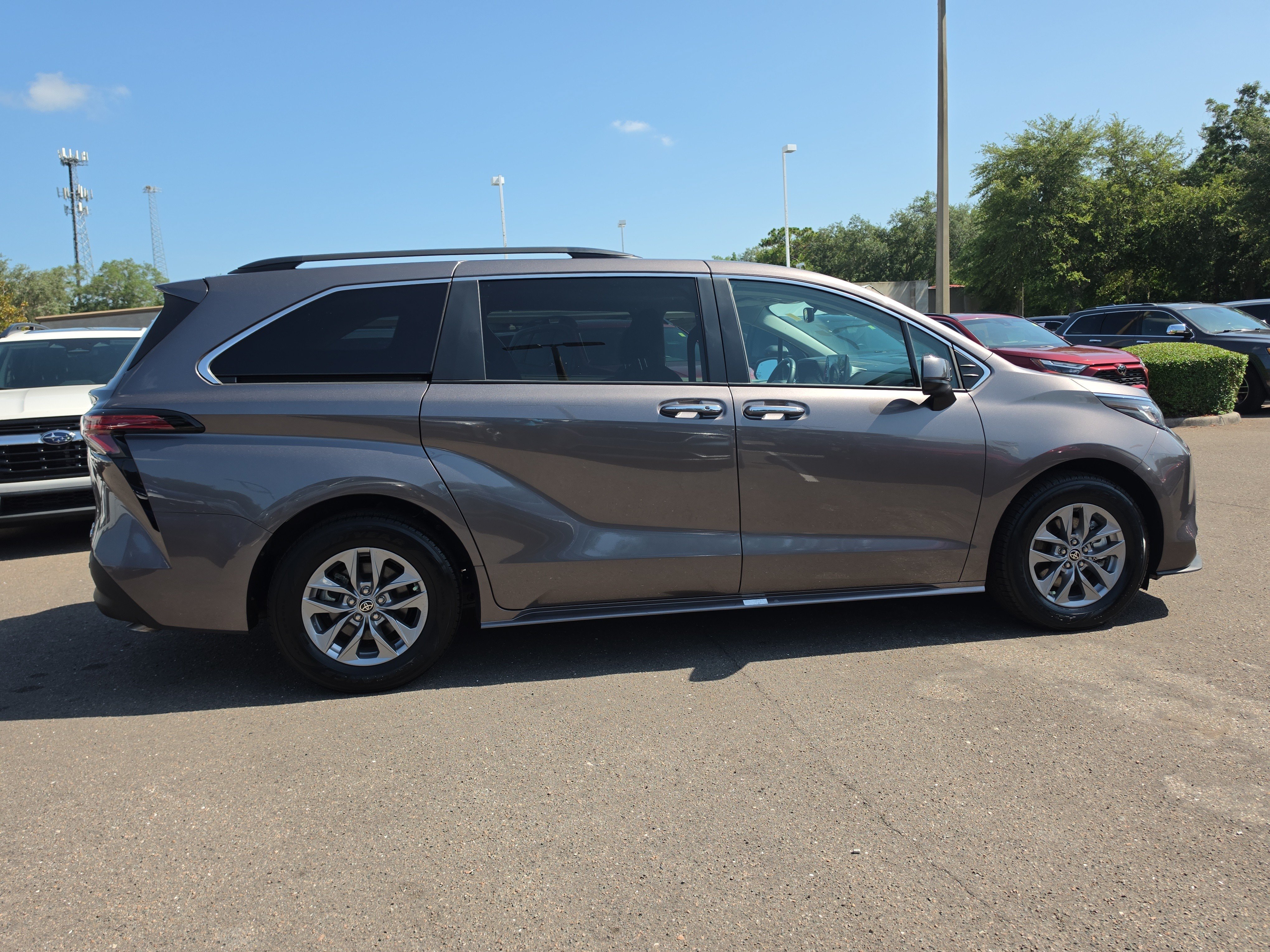 Used 2022 Sunset Bronze Mica Toyota XLE image 9