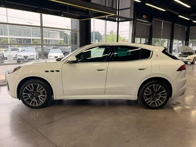 Used 2025 White Maserati Base image 3