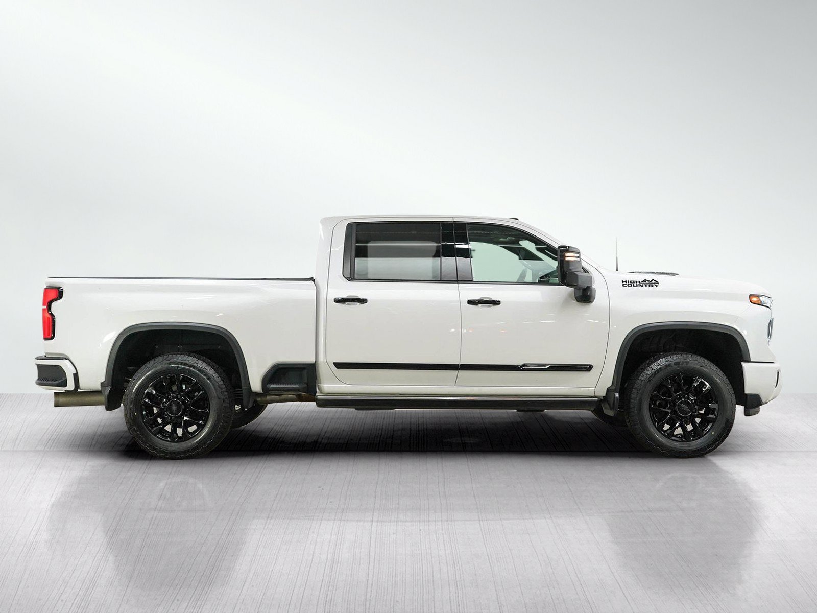 Used 2025 Iridescent Pearl Tricoat Chevrolet High Country image 6
