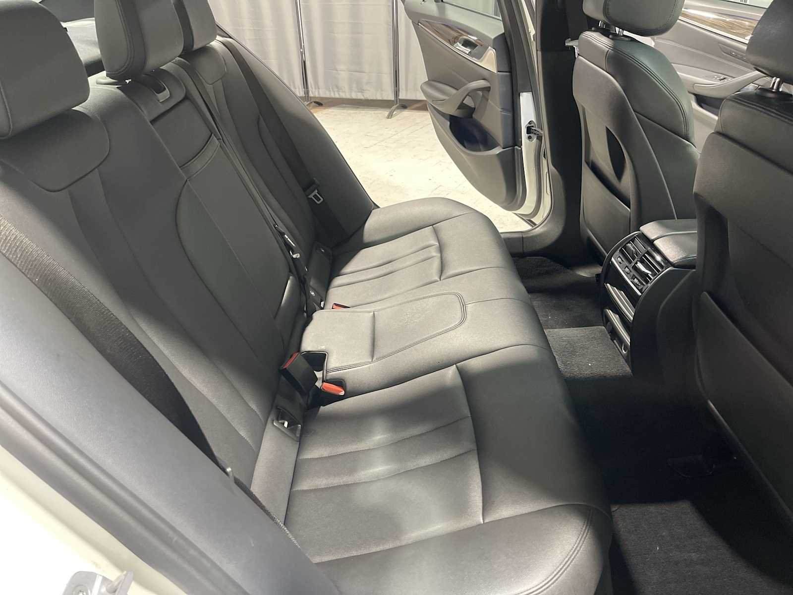 Used 2018 White BMW 530e xDrive iPerformance image 13