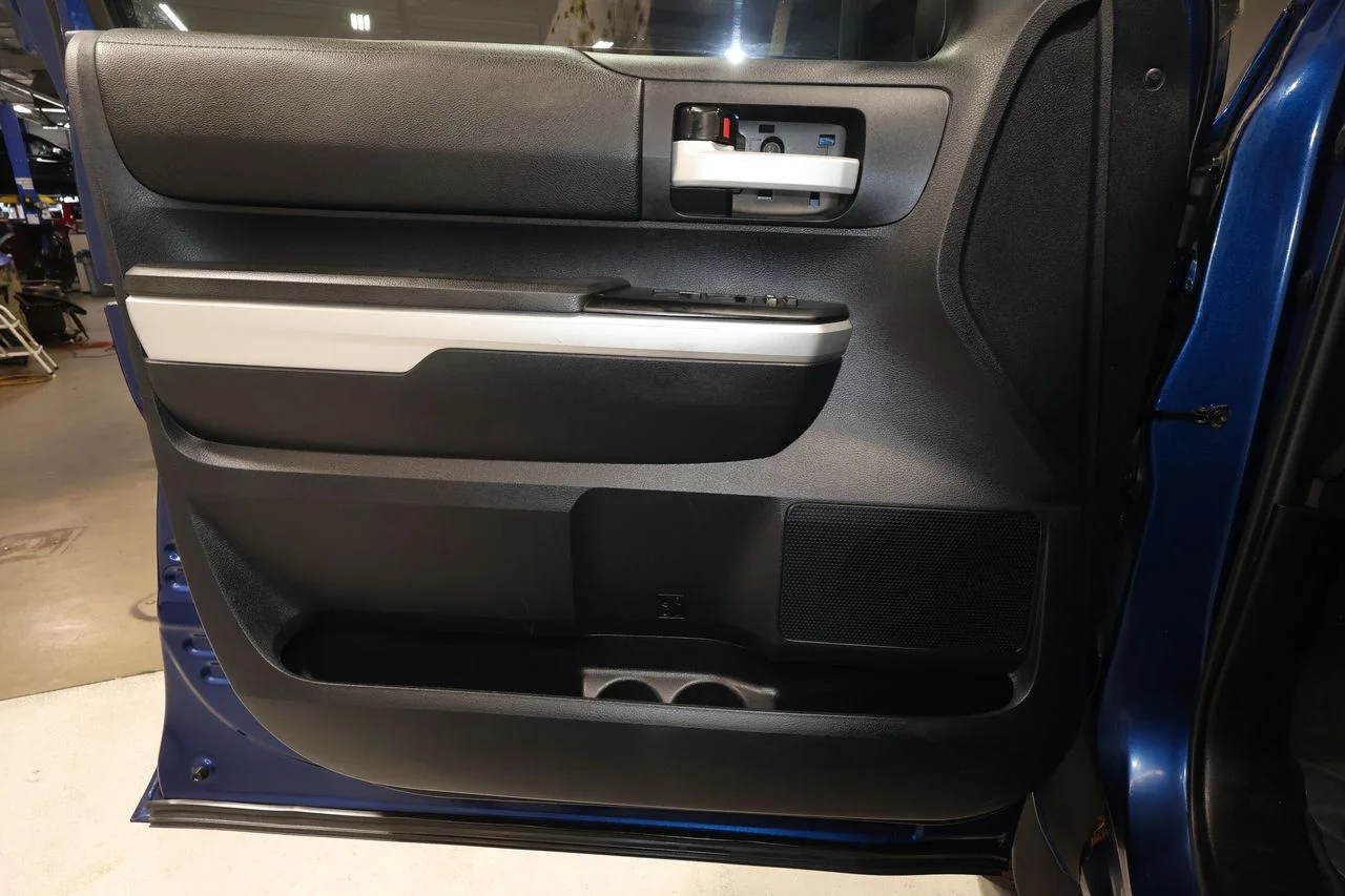 Used 2015 Blue Toyota SR5 image 13