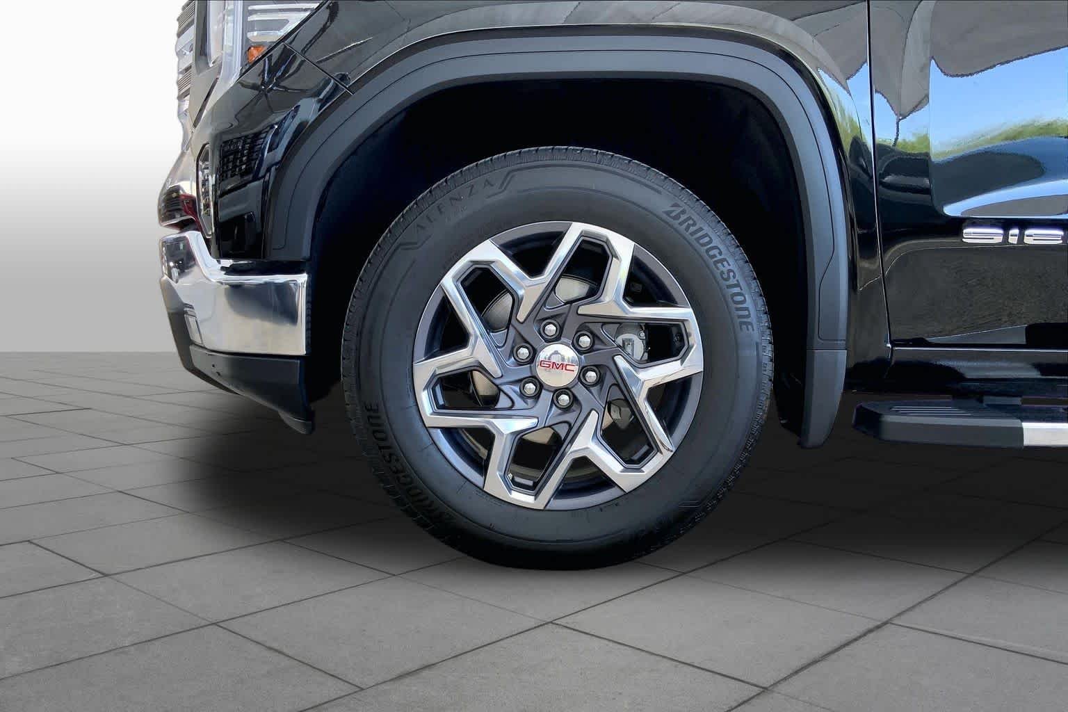 Used 2025 Onyx Black GMC SLT image 11