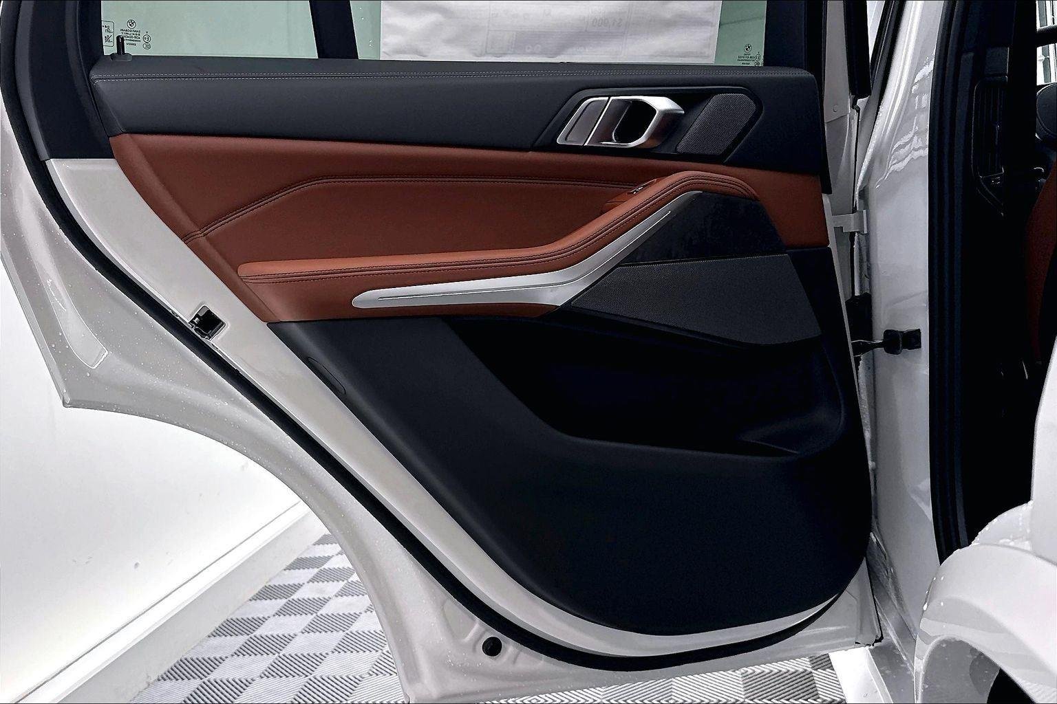 New 2026 Mineral White Metallic BMW xDrive50e image 29