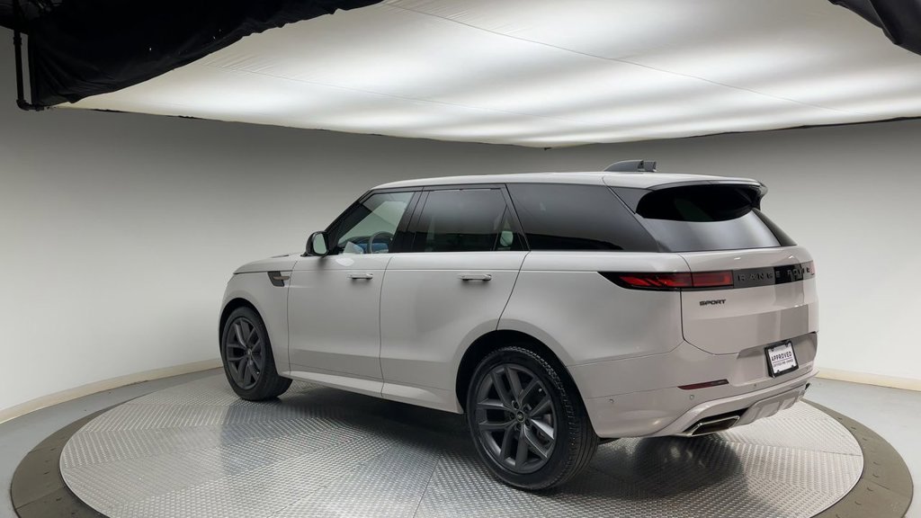 Used 2025  Land Rover Dynamic SE image 4