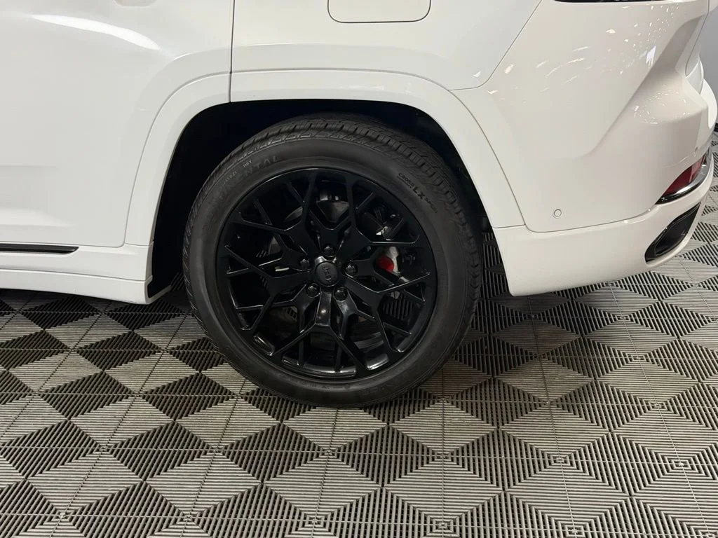 Used 2023 White Jeep Summit Reserve 4xe image 9