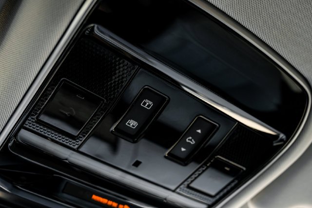 Used 2024  Land Rover Dynamic SE image 35