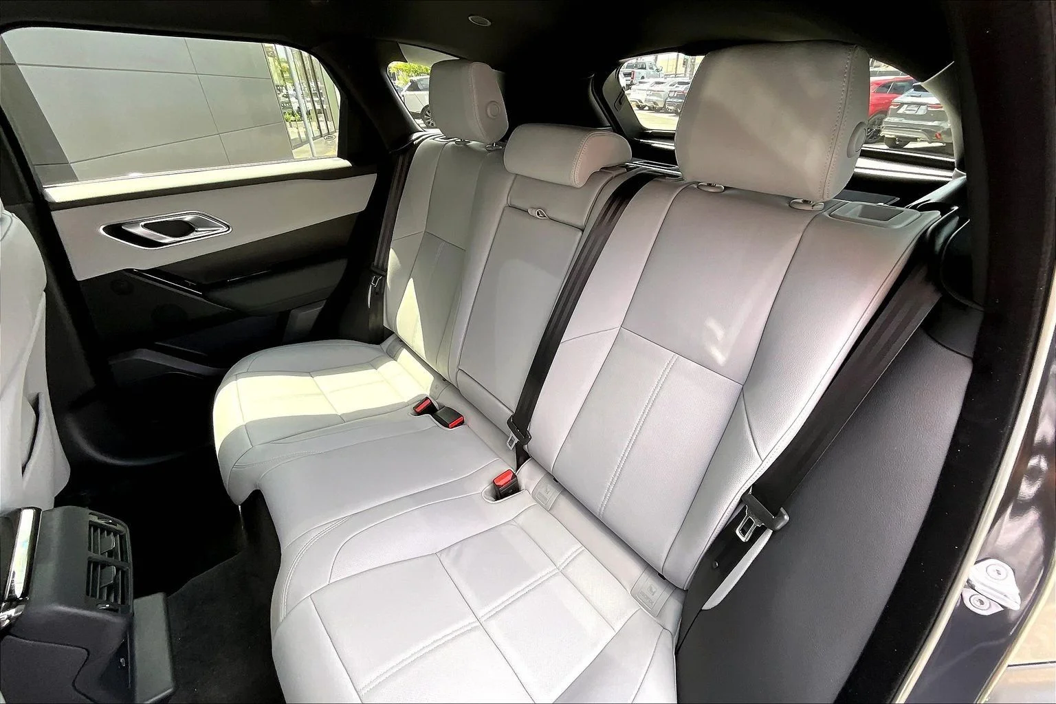 New 2026 Santorini Black Land Rover Dynamic SE image 10