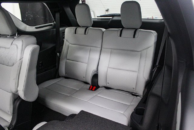 New 2027 Star White Metallic Tri-Coat Ford Platinum™ image 13