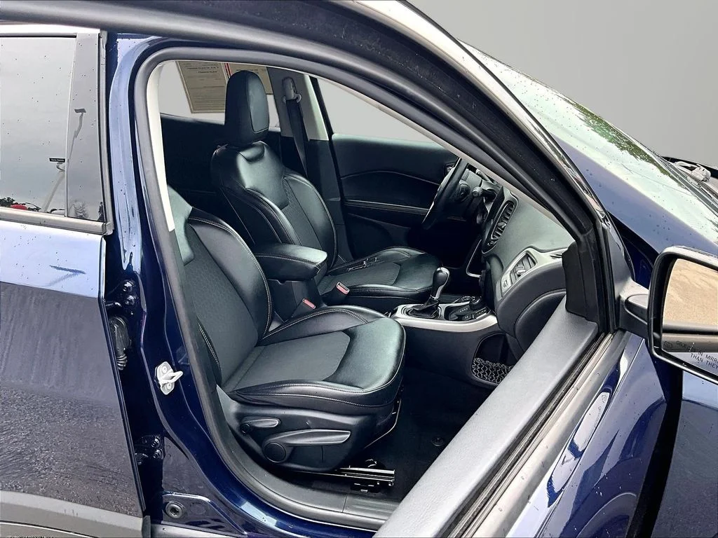 Used 2019 Blue Jeep Latitude image 8