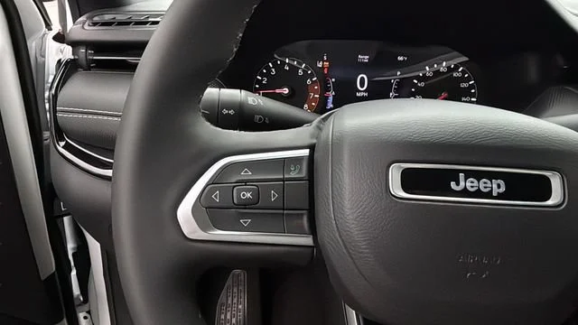 Used 2023  Jeep Altitude image 21