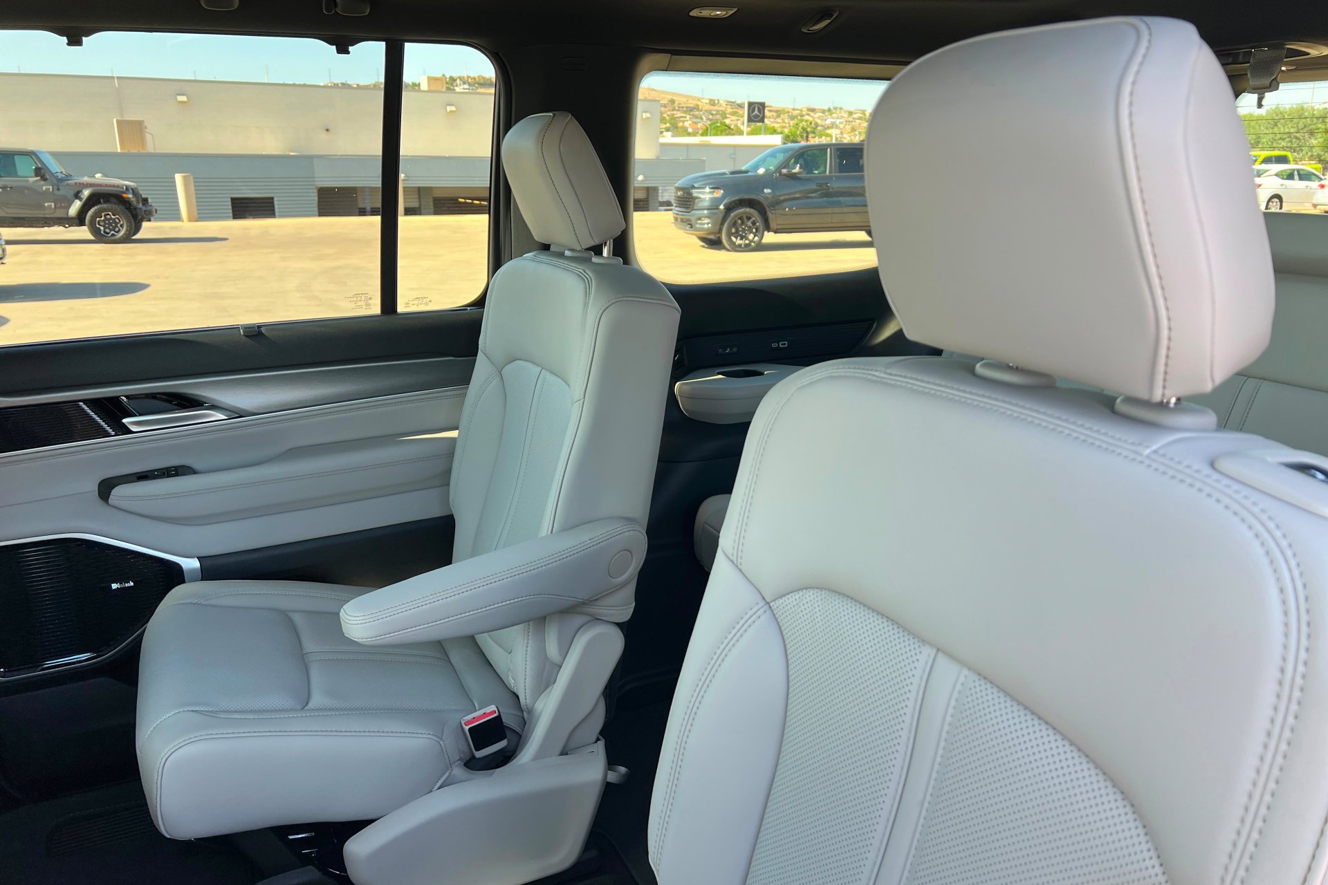 New 2026 Bright White Clear-Coat Exterior Paint Jeep Limited Reserve image 21