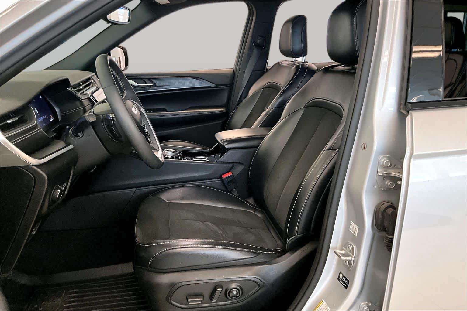 Used 2023 Silver Zynith Jeep Laredo image 7