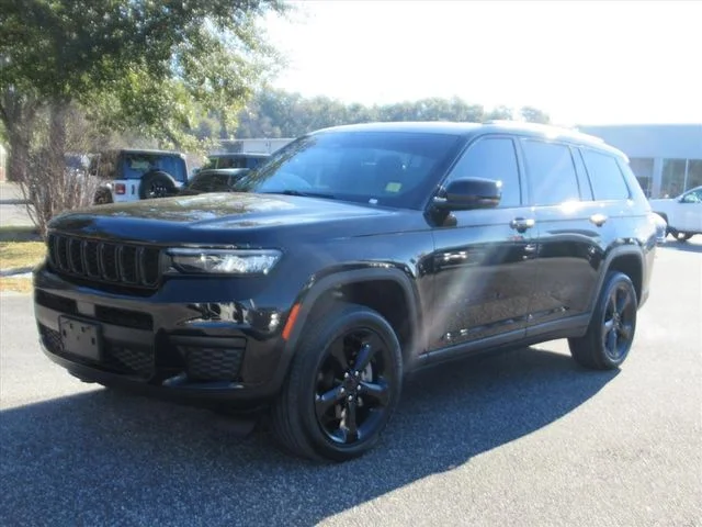 Certified Used 2022 Black Jeep Altitude image 3
