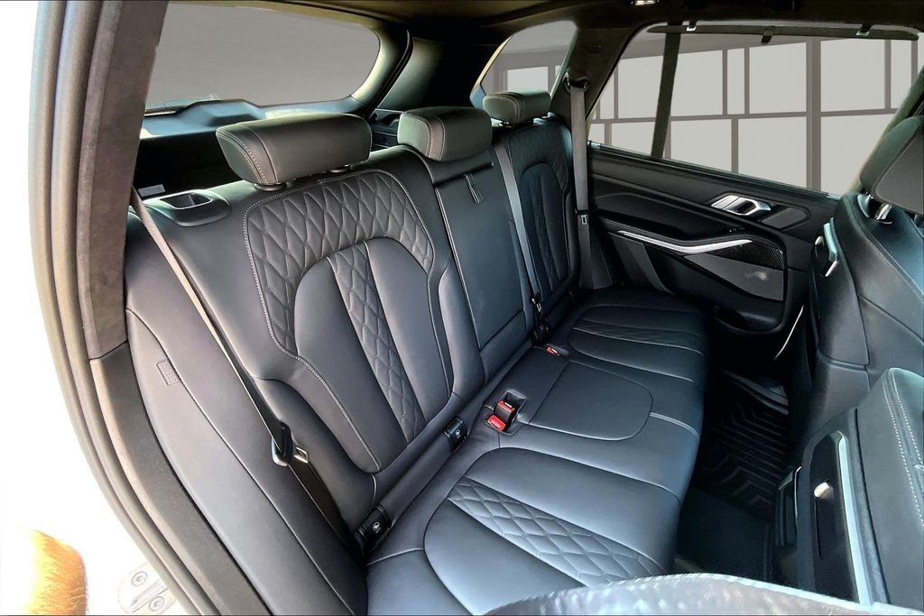 Used 2025 White BMW M60i image 27