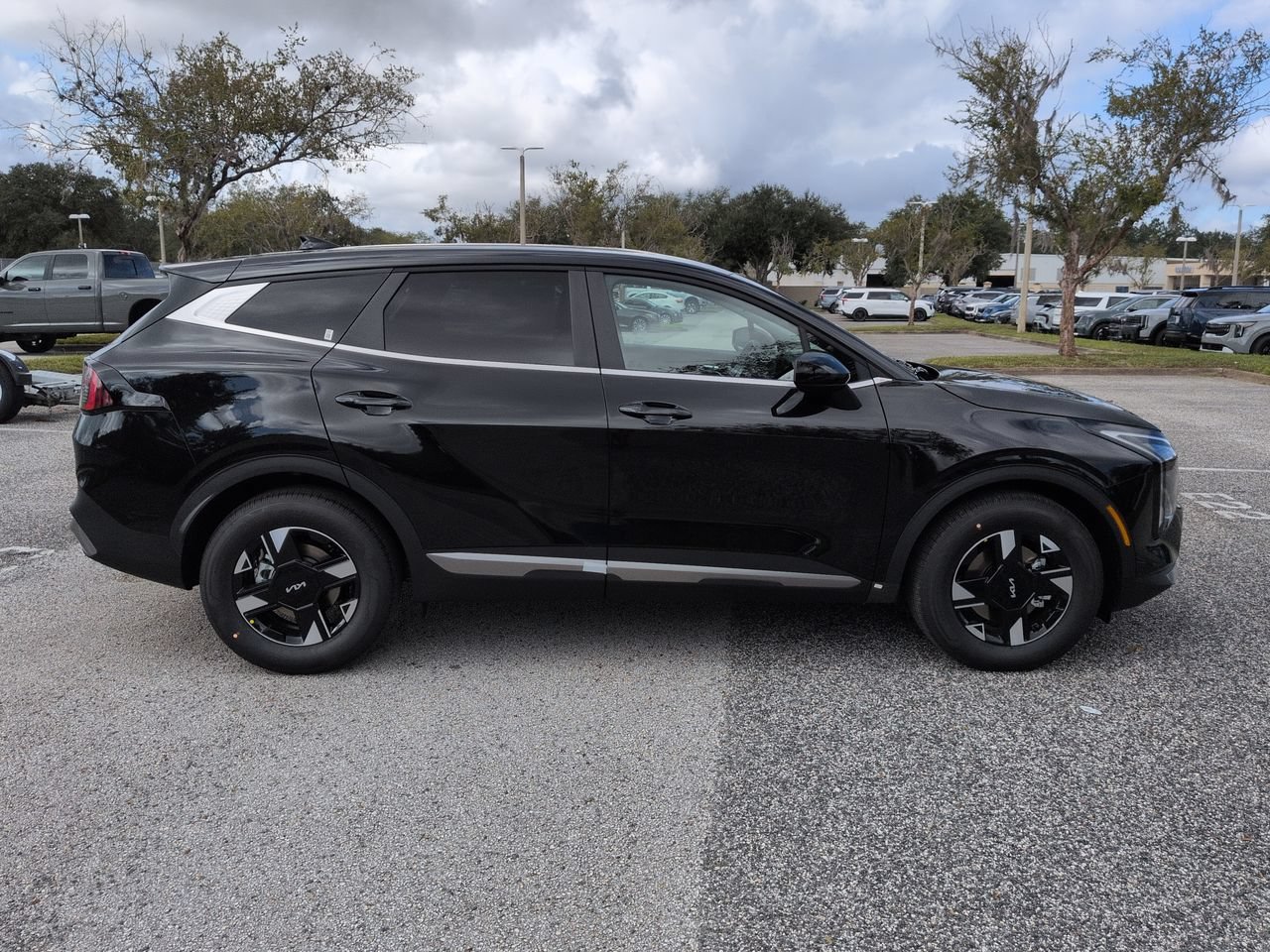 New 2027 Fusion Black Kia LX image 4