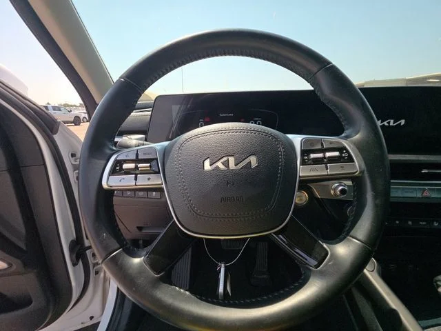 Used 2025 White Kia S image 7