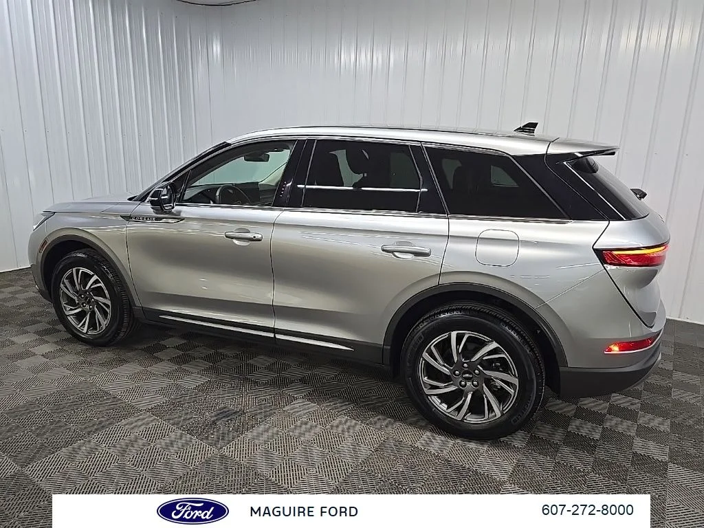 Used 2023 Silver Lincoln Standard image 5
