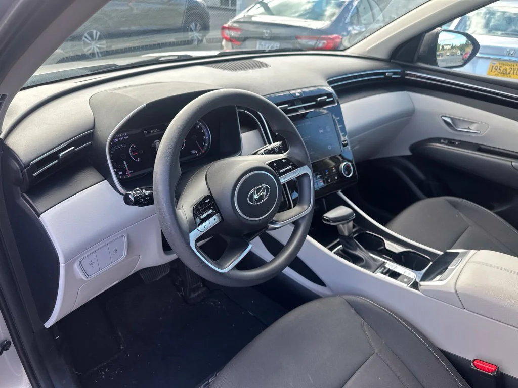 Used 2022 Silver Hyundai SE image 19