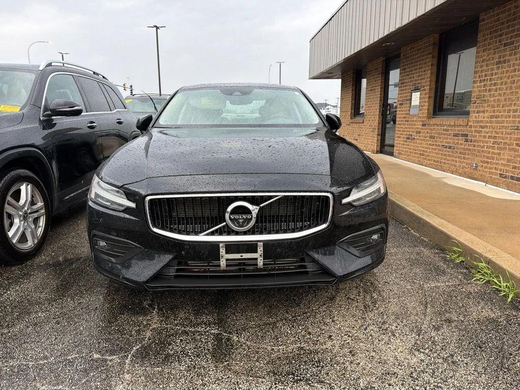 Used 2019 Black Volvo T5 Momentum image 3