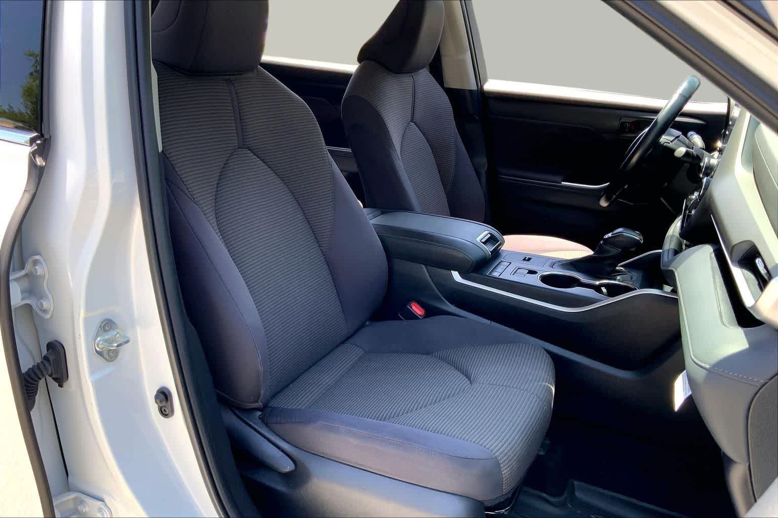 Used 2022 Wind Chill Pearl Toyota LE image 9